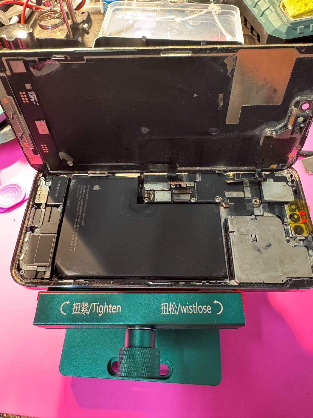 Geöffnetes iPhone während des Akkuwechsels