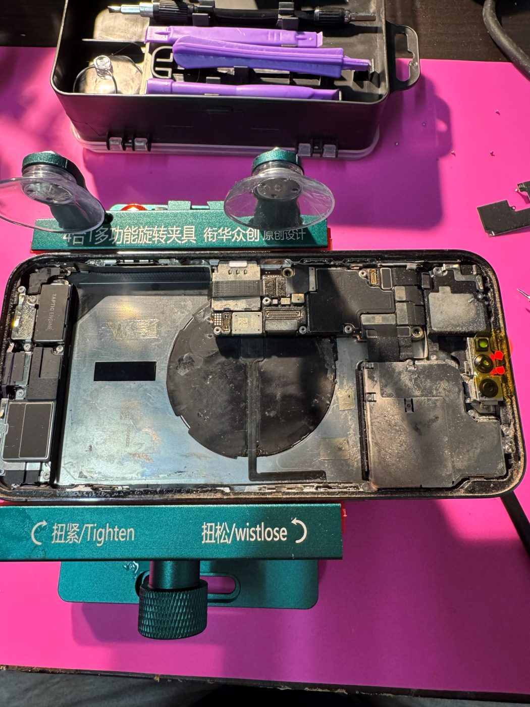 iPhone Akku und Innenansicht während der Reparatur